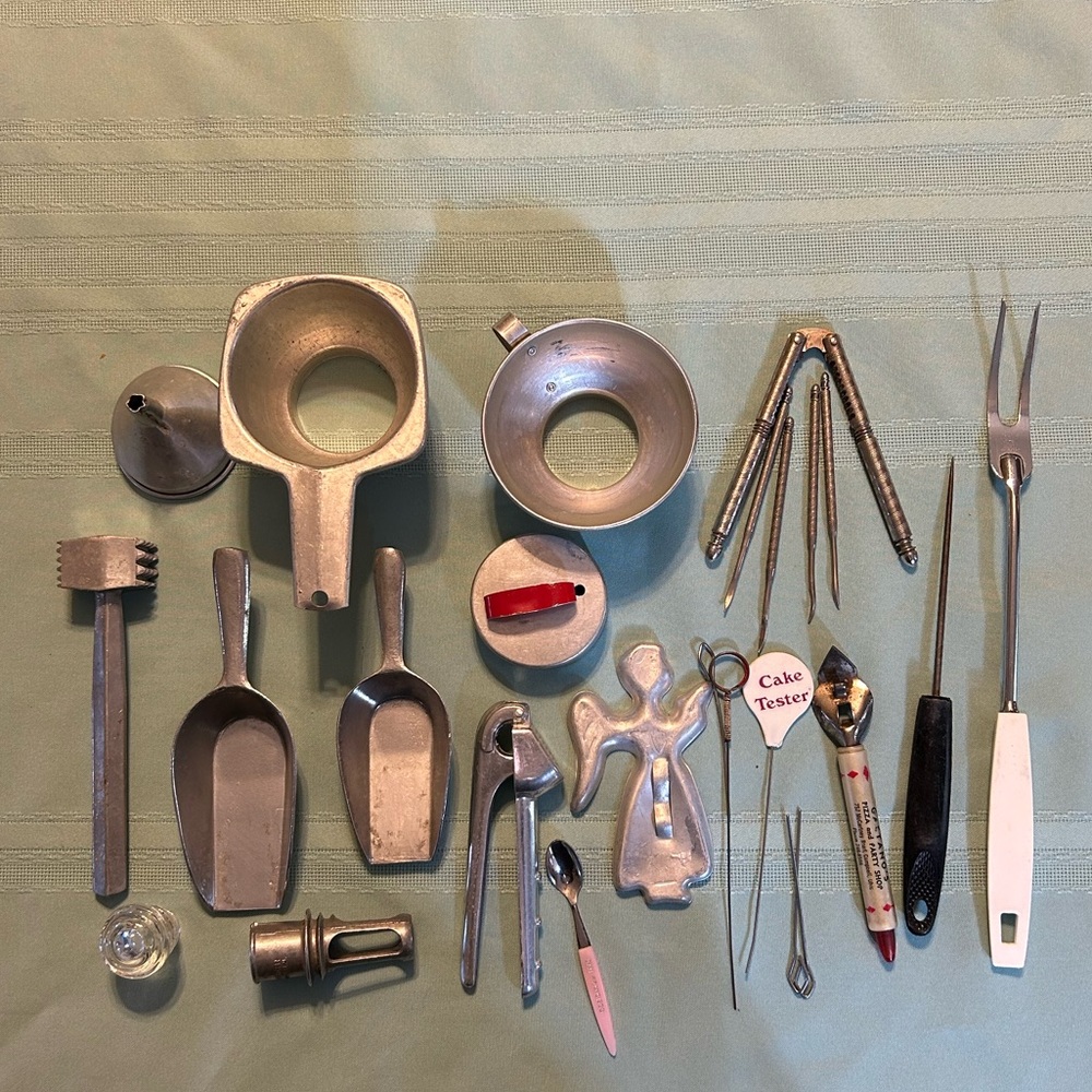 Vintage 18 piece Kitchen Utensils